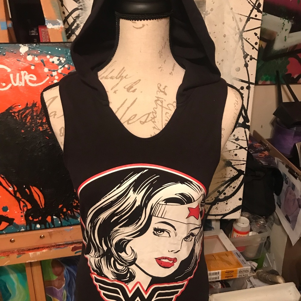 Sleeveless DC Wonder Woman hoodie Size large